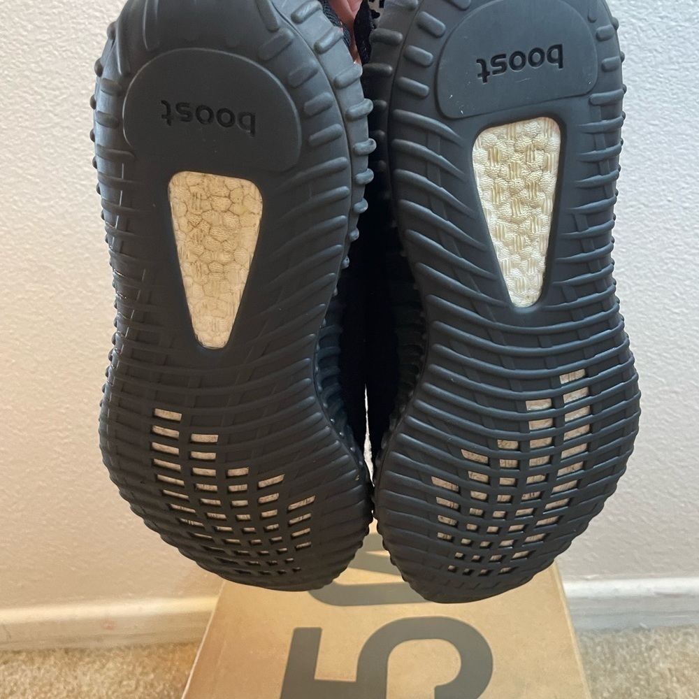 MENS YEEZY BOOST 350 BLACK SHOES SIZE 6.5​​​​​​​​ - Picture 4 of 10
